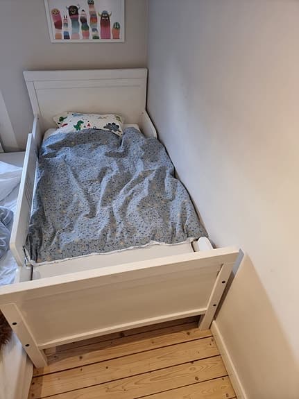 IKEA SUNDVIK barnsäng med madrass och sängskydd