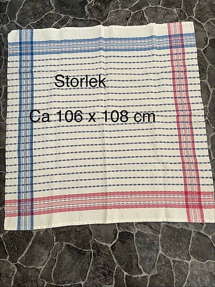 Medelpadsduken Rutigt tygstycke duk randig vit blå röd ca 106 x 108 cm