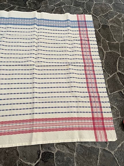 Medelpadsduken Rutigt tygstycke duk randig vit blå röd ca 106 x 108 cm