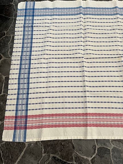 Medelpadsduken Rutigt tygstycke duk randig vit blå röd ca 106 x 108 cm