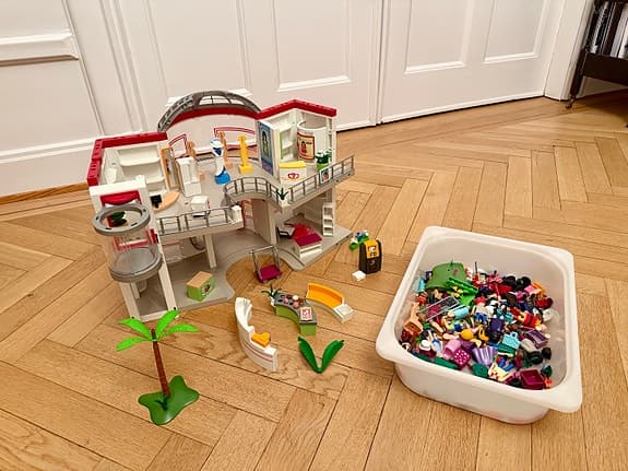 Playmobil stort varuhus med butiker,  figurer och tillbehör