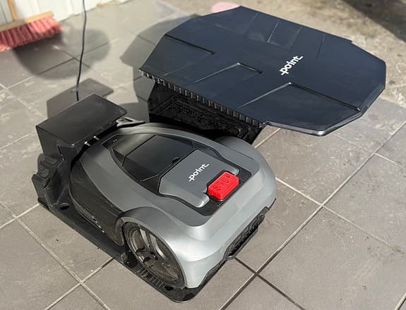 Robotgräsklippare inkl laddstation och garage (garanti till 2029)