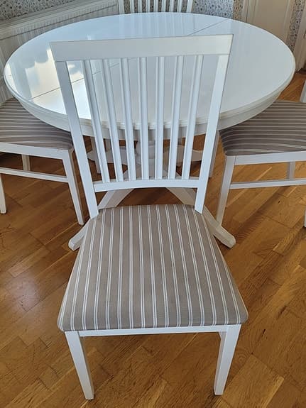 Matgrupp / bord och stolar