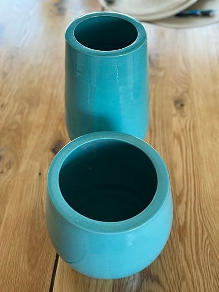 Två större terrakotta vaser turkos keramik