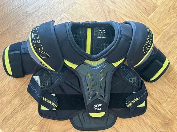 Hockeyaxelskydd CCM Tacks XF 80. Storlek 157-168cm