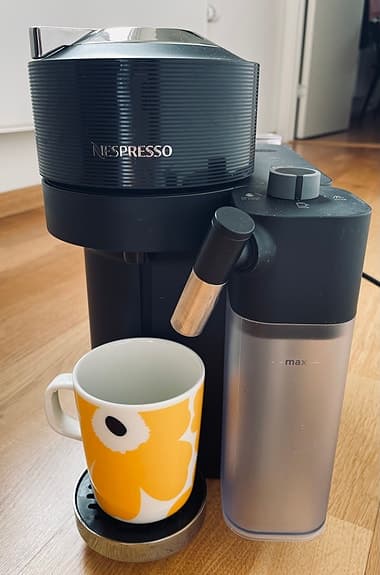 Nespresso DeLonghi kaffemaskin med mjölkskummare