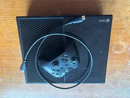 Microsoft Xbox One spelkonsol svart med handkontroll