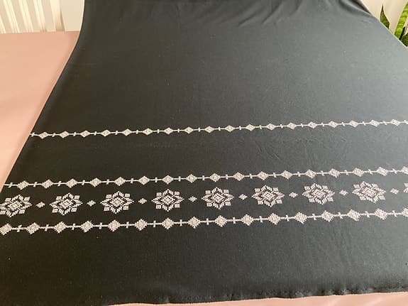 Vackert klänningstyg med silvermönster