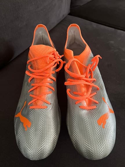 Puma fotbollsskor silver orange
