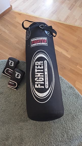 Fighter boxsäck ca 25 kg med handskar