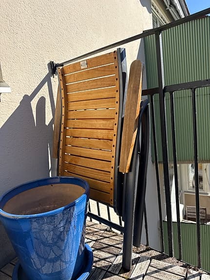 Matgrupp utomhus bord och stolar trä och metall
