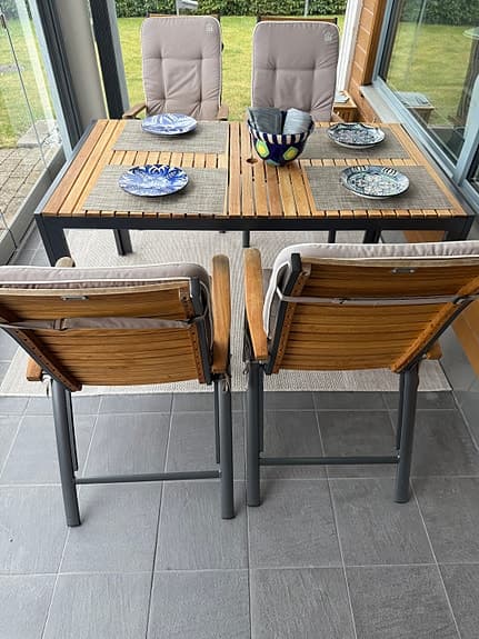Matgrupp utomhus bord och stolar trä och metall