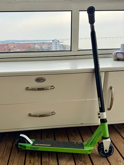 Dominator Cadet kickbike en grön och en blå