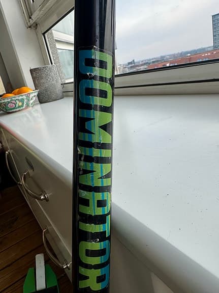 Dominator Cadet kickbike en grön och en blå