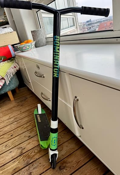 Dominator Cadet kickbike en grön och en blå