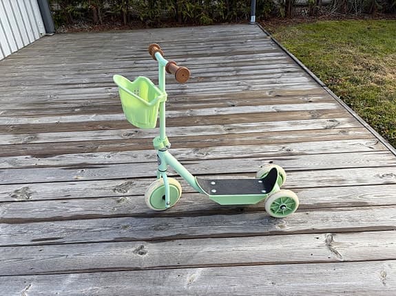 Stoy trehjulig sparkcykel med korg