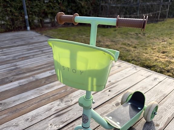 Stoy trehjulig sparkcykel med korg