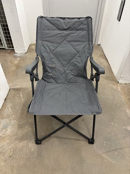 Jysk svart hopfällbar stol med armstöd.