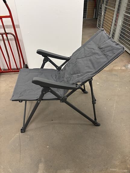 Jysk svart hopfällbar stol med armstöd.