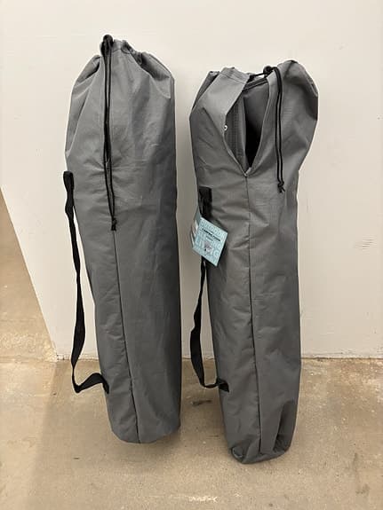 Jysk svart hopfällbar stol med armstöd.