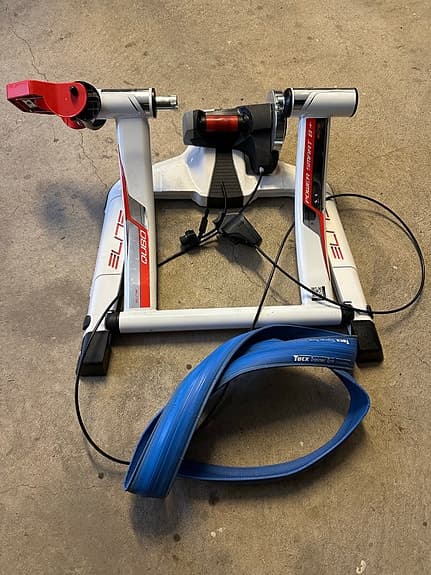 Elite cykeltrainer med träningsdäck