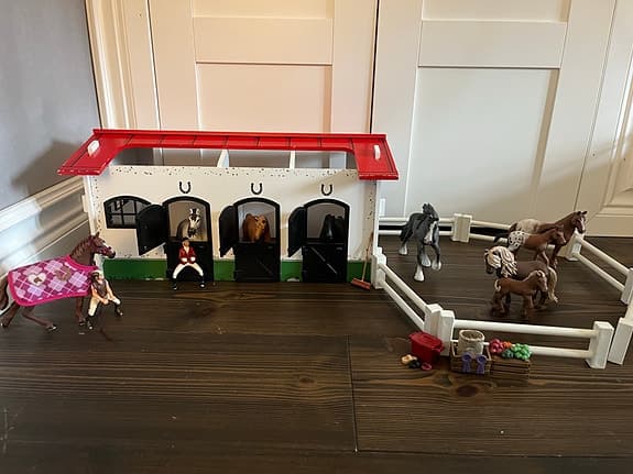 Häststall leksaksset med hästar, ryttare och hage