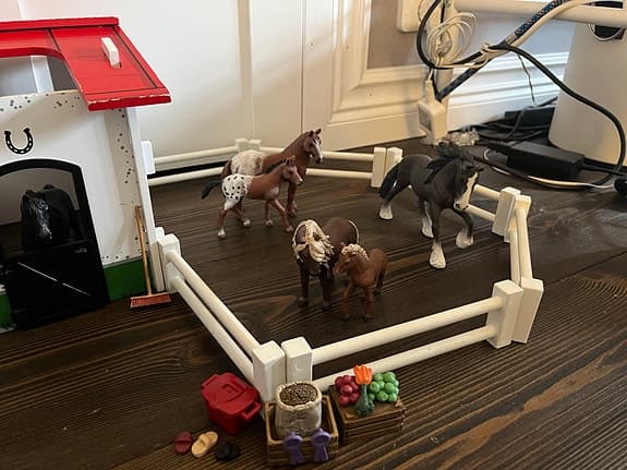 Häststall leksaksset med hästar, ryttare och hage