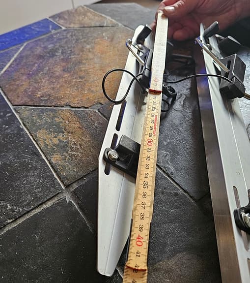 Två par långfärdsskridskor med pikar från Pikmakarn