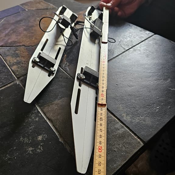 Två par långfärdsskridskor med pikar från Pikmakarn