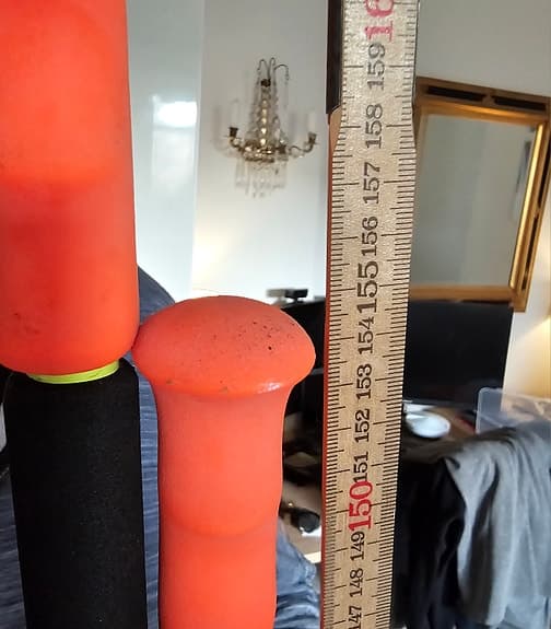 Två par långfärdsskridskor med pikar från Pikmakarn