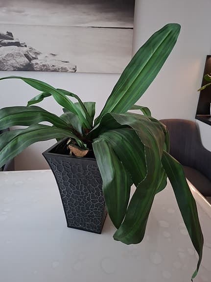 Konstgjorda blommor med kruka