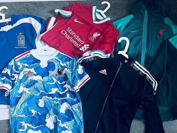 3 fotbollströjor & 2 jackor i nyskick!