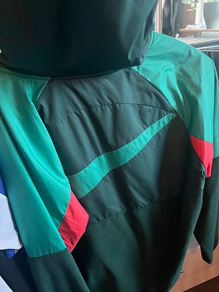 3 fotbollströjor & 2 jackor i nyskick!