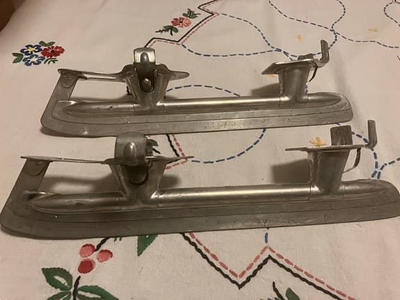 Okänt märke skridskoskenor storlek 43 metall