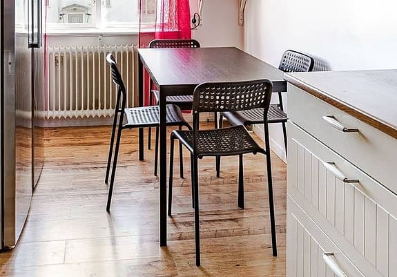 Matgrupp bord och stolar svart trä och metall
