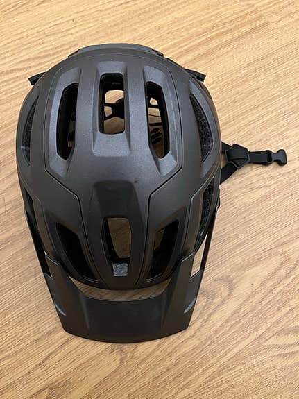 Oakley cykelhjälm svart med skärm