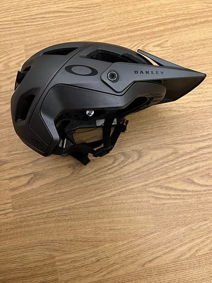 Oakley cykelhjälm svart med skärm