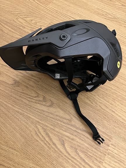 Oakley cykelhjälm svart med skärm