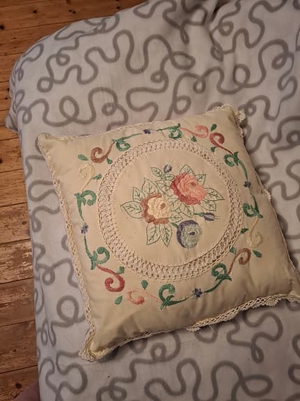 kudde med broderi beige flerfärgad