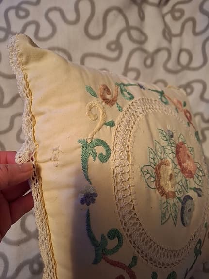 kudde med broderi beige flerfärgad