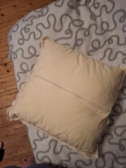 kudde med broderi beige flerfärgad