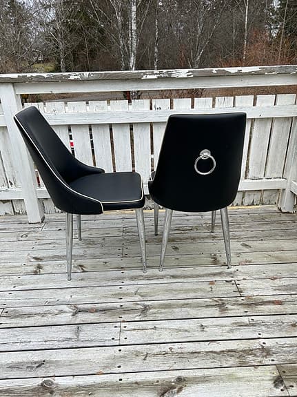 2 coola stolar i läderimitation