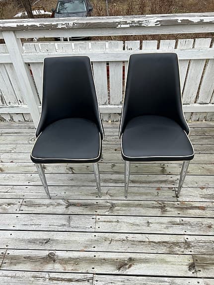 2 coola stolar i läderimitation