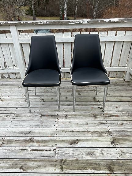 2 coola stolar i läderimitation