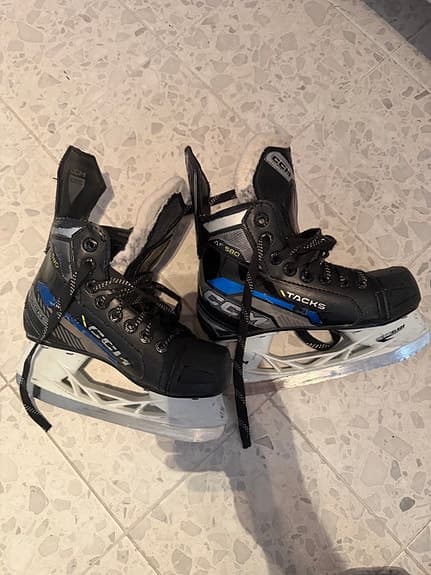 CCM Tacks 580 ishockeyskridskor barn storlek 32 svart blå