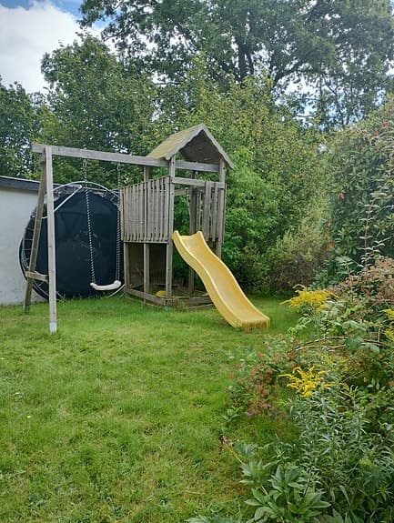 Lekställning med rutschkana, gunga och klättervägg