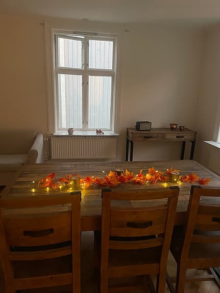 WoodenforgeMatgrupp med 3 stolar och 1 bänk antikbrun