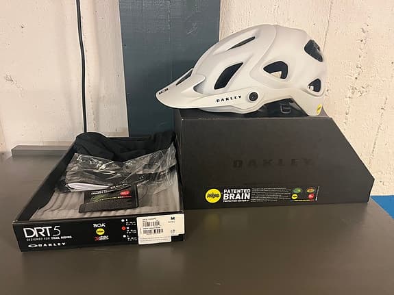 Oakley DRT5 cykelhjälm vit MIPS storlek M
