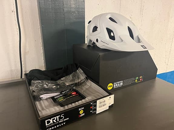 Oakley DRT5 cykelhjälm vit MIPS storlek M