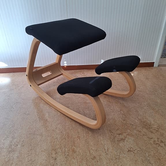 Ergonomisk knästol svart med trästomme